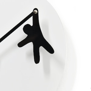 Einzigartige Minimalistische Wanduhr - Weiß & Schwarz mit hängendem Mann - Wanddekoration - Einzigartige Geschenkidee - Personalisierbare Farben - Lustige Wanduhr