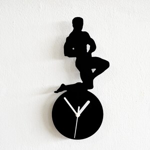 Silueta de pecho lateral Mr Universe - Reloj de pared