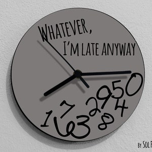 Pode incluir: Um relógio redondo cinza com ponteiros pretos e números pretos. O mostrador do relógio diz "Whatever, I'm late anyway".