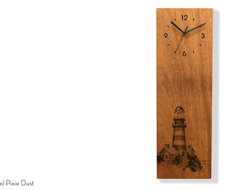Reloj de pared de madera moderno - Reloj vertical de pared y mesa - Madera de Iroko grabada con láser - Decoración costera rústica - Hogar costero - Faro Deco