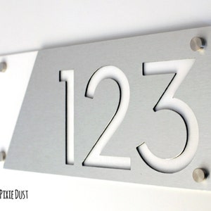 Moderne Hausnummern, Alucobond mit weißer Acrylfarbe - Moderne Hausnummer - Hausnummer - Schild - Hausnummer