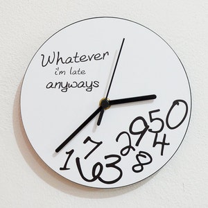 Pode incluir: Relógio branco redondo com ponteiros pretos e números pretos. O mostrador do relógio tem o texto "Whatever I'm late anyways".