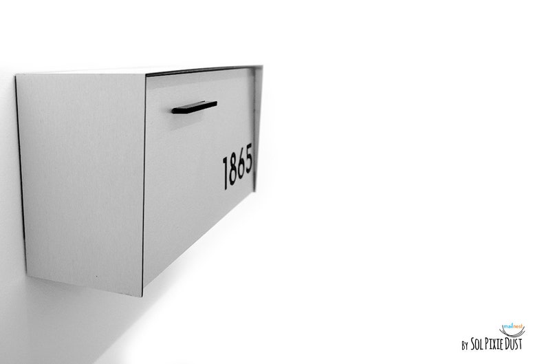 Briefkasten mit Gesicht und Körper aus gebürstetem Aluminium und schwarzen Acrylzahlen, modernes Design, benutzerdefinierter Briefkasten, an der Wand montierter Briefkasten, Mailnest Typ 3 Bild 4