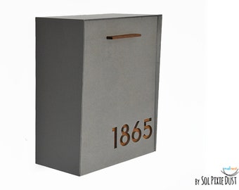 Boîte aux lettres avec façade en béton (porte), corps en aluminium et numéros en bois teint clair, Boîte aux lettres personnalisée, Boîte aux lettres murale au design moderne de type 2