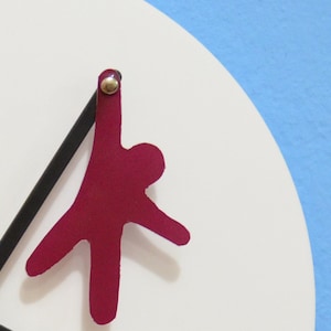 Fuchsia Hanging Man Wall Clock zdjęcie 1