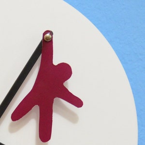 Fuchsia Hanging Man Wall Clock zdjęcie 1