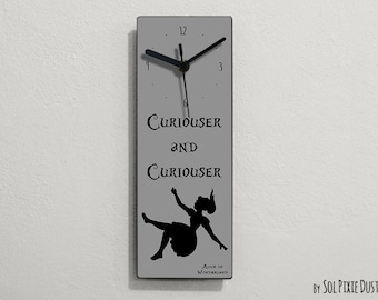 Zegar ścienny Alicja - Kraina Czarów - Coraz dziwniej i dziwniej