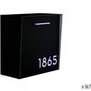 Briefkasten mit schwarzem Aluminiumgesicht und -körper und lila Acrylzahlen, modernes Design, benutzerdefinierter Briefkasten, an der Wand montierter Briefkasten, Mailnest Typ 1