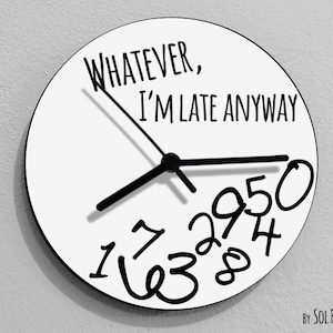 Pode incluir: Um relógio redondo branco com ponteiros pretos e números pretos. O mostrador do relógio diz "Whatever, I'm late anyway".