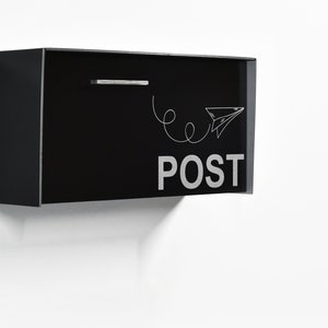 Cassetta postale in alluminio nero (ACP) con incisione laser in fibra d'argento Logo personalizzato moderno Colore personalizzato Cassetta delle lettere montata a parete Aereo di carta Tipo 3