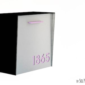 Briefkasten mit silberfarbenem Gesicht aus gebürstetem Aluminium, schwarzem Körper und lila Acrylnummer, modernes Design, benutzerdefinierter Briefkasten, an der Wand montierter Briefkasten, Typ 1