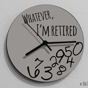 Pode incluir: Um relógio redondo cinza com ponteiros pretos e números pretos. O mostrador do relógio diz "Whatever, I'm Retired".