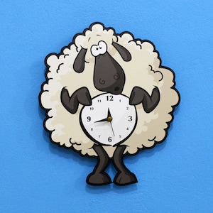 Puede incluir: Una oveja blanca con ojos negros y nariz negra está sosteniendo un reloj con manecillas y números negros. El reloj está configurado a las 12:00. La oveja está de pie sobre un fondo azul.