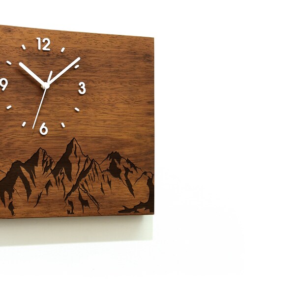 Horloge murale en bois massif - Montagnes - Bois gravé au laser - Iroko en bois massif - horloge murale en bois contemporaine - Décoration de cabane de montagne