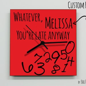 Puede incluir: Reloj cuadrado rojo con agujas y números negros. La esfera del reloj dice "Whatever, Melissa, you're late anyway".
