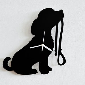 Puede incluir: Silueta negra de un perro sosteniendo una correa en su boca, con manecillas de reloj blancas en el cuerpo del perro.