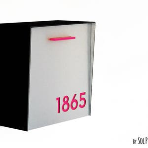 Briefkasten mit Aluminiumbürste Silber Gesicht, Schwarzer Körper und Rosa Acryl Nummer, Modernes Design, Benutzerdefinierte Mailbox, Wall Mounted Mailbox Typ 1