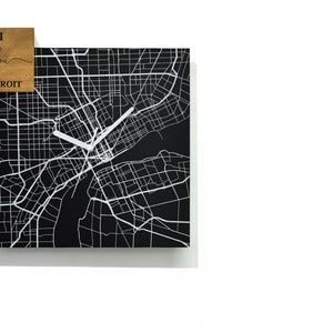 Reloj de pared de aluminio negro cuadrado moderno - grabado con láser - montaje en pared - Me encanta Detroit - Michigan - decoración del mapa de la ciudad - arte minimalista de la pared -