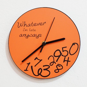 Könnte beinhalten: Orangefarbener runder Wecker mit schwarzen Zeigern und schwarzen Zahlen. Das Zifferblatt des Weckers zeigt "Whatever I'm late anyways".
