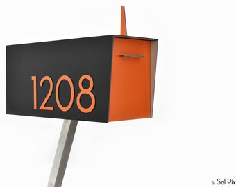 Boîte aux lettres contemporaine à montage sur poteau/corps en aluminium noir et porte et chiffres orange, boîte aux lettres personnalisée moderne de design Mid-Century, nid de courrier de type 4