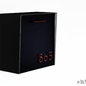 Mailbox mit schwarzem Gesicht und Körper aus Aluminium und braunen Acrylzahlen, modernes Design, benutzerdefinierte Mailbox, Mailnest Typ 1