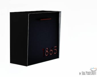 アルミニウム製の黒い表面と本体、茶色のアクリル数字が付いたメールボックス、モダンなデザイン、カスタムメールボックス、壁掛け式メールボックス、Mailnest タイプ 1