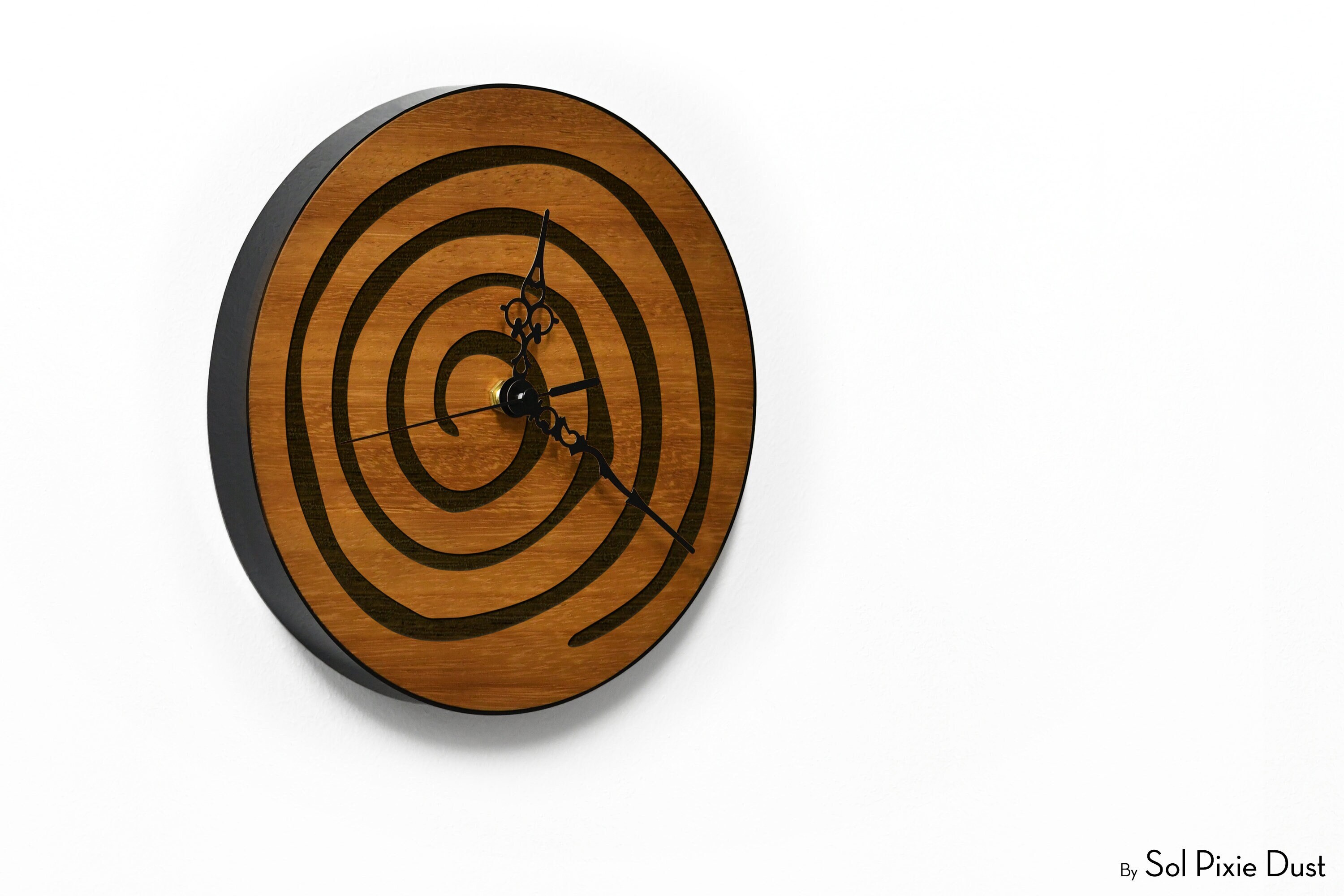 小さな木製壁掛け時計 - 丸型壁掛け時計 - レーザー彫刻が施された