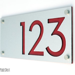 Moderne Hausnummern, Alucobond mit rotem Acryl – zeitgenössische Hausadresse – Schild – Türnummer