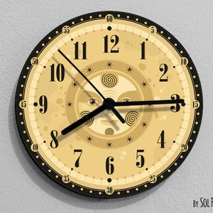 Puede incluir: Un reloj redondo con marco negro y esfera beige. La esfera del reloj presenta un sol estilizado con cara y patrones en espiral. Los números son negros y las manecillas son negras. La esfera del reloj también tiene un anillo exterior negro con marcas blancas para los minutos y las horas. El texto "By SOL PIXIE DUST" está en la parte inferior del reloj.