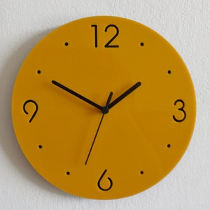 Schlicht Gelb mit schwarzem Kreis - Moderne Wanduhr