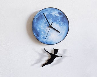 Peter Pan se balançant sur la lune - Horloge murale avec pendule - Horloge murale unique - Décoration murale - Idée cadeau