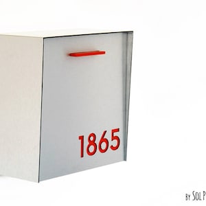 Briefkasten mit silbernem Gesicht und Körper aus Aluminiumbürste und roter Acrylnummer, modernes Design, benutzerdefinierter Briefkasten, Wandbriefkasten Mailnest Typ 1