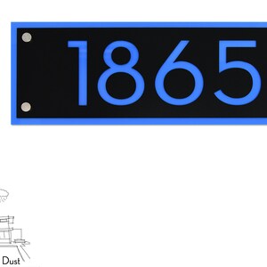 Könnte beinhalten: Ein schwarzes Hausnummernschild mit blauem Rand und silbernen Schrauben. Die Nummer 1865 ist in blau auf dem Schild dargestellt.