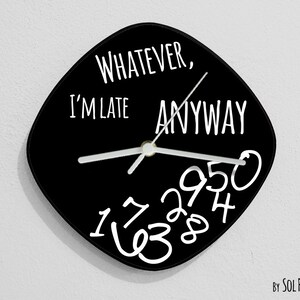 Pode incluir: Um relógio preto em forma de diamante com números e ponteiros brancos. O mostrador do relógio diz "Whatever, I'm late anyway".