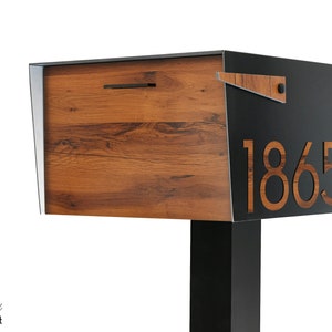 Extra grote brievenbus - op paal gemonteerd - aluminium zwarte behuizing met rood eiken deur en nummers - stoeprand - modern design - aangepaste brievenbus - type 5