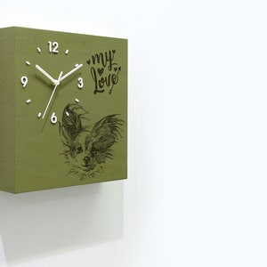 Reloj de caja de tiempo de madera - Perro Papillon de tiza de olivo - Spaniel de juguete continental - Reloj de péndulo - Regalo de perro personalizado - Amante de las mascotas - Regalo del dueño del perro