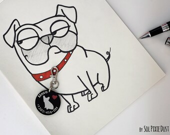 Puede incluir: Un dibujo en blanco y negro de un carlino con un collar rojo y una placa de perro plateada. La placa es redonda y tiene un fondo negro con una silueta blanca de un carlino, el nombre "Maza" y un número de teléfono. Un corazón rojo está en la placa.