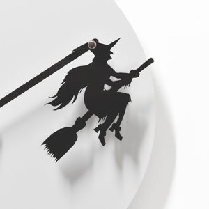 Orologio da parete minimalista unico - Bianco e nero con strega di Halloween appesa - Idee regalo uniche - Colori personalizzabili - Decorazione della stanza spettrale