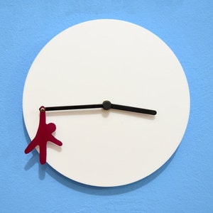 Fuchsia Hanging Man Wall Clock zdjęcie 2