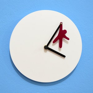 Fuchsia Hanging Man Wall Clock zdjęcie 3