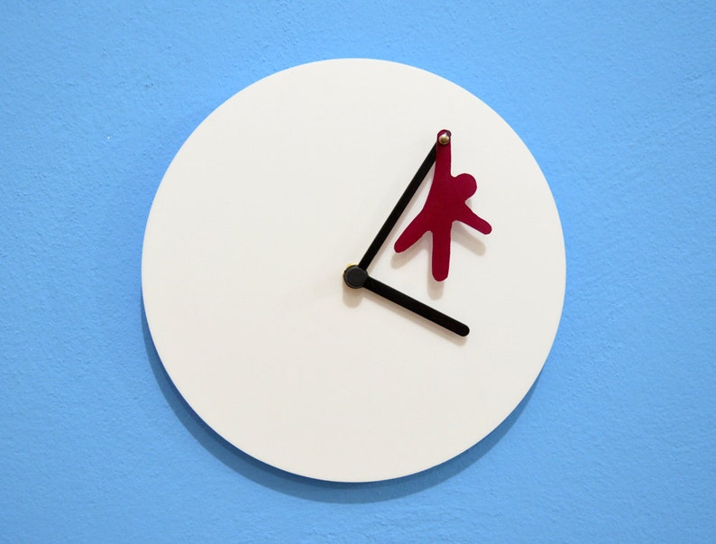 Fuchsia Hanging Man Wall Clock zdjęcie 3