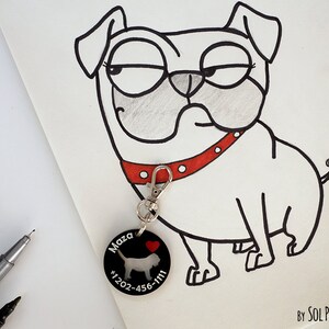 Puede incluir: Una ilustración de dibujos animados en blanco y negro de un carlino que lleva un collar rojo con puntos blancos. El carlino sostiene una placa de perro negra con una silueta blanca de un carlino, el nombre "Maza" y un número de teléfono. La placa está unida a una cadena plateada.