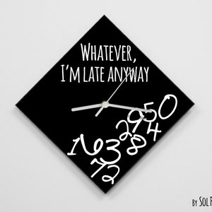 Pode incluir: Relógio quadrado preto com números e ponteiros brancos. O mostrador do relógio diz "Whatever, I'm late anyway".