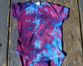 Unisex baby bodysuit onsies month with bottom snaps purple blue yellow pink black Ice dye boho baby free shipping boho bean doll clothes hip