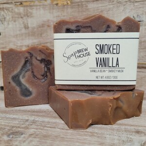 Peut inclure: Trois savons faits &agrave; la main de couleur marron et noire avec l'&eacute;tiquette "California Batched Soap Brew House Est 2018 Hand-Poured Soaps Smoked Vanilla Vanilla Bean * Smokey Musk Net Wt 4.6oz/130g"