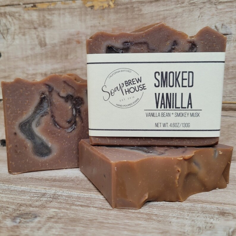 Peut inclure: Trois savons faits &agrave; la main de couleur marron et noire avec l'&eacute;tiquette "California Batched Soap Brew House Est 2018 Hand-Poured Soaps Smoked Vanilla Vanilla Bean * Smokey Musk Net Wt 4.6oz/130g"