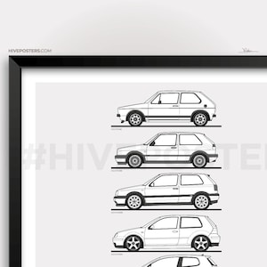 Puede incluir: Impresi&oacute;n enmarcada con dibujos lineales blancos de coches Volkswagen Golf. Cada coche se muestra de perfil, representando diferentes generaciones. El fondo es gris claro.