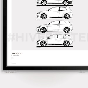 Puede incluir: Un p&oacute;ster enmarcado con una ilustraci&oacute;n en blanco y negro de la evoluci&oacute;n del VW Golf GTI. El p&oacute;ster muestra cuatro generaciones diferentes del coche de perfil, con el texto "VW Golf GTI Evolution" en la parte inferior.