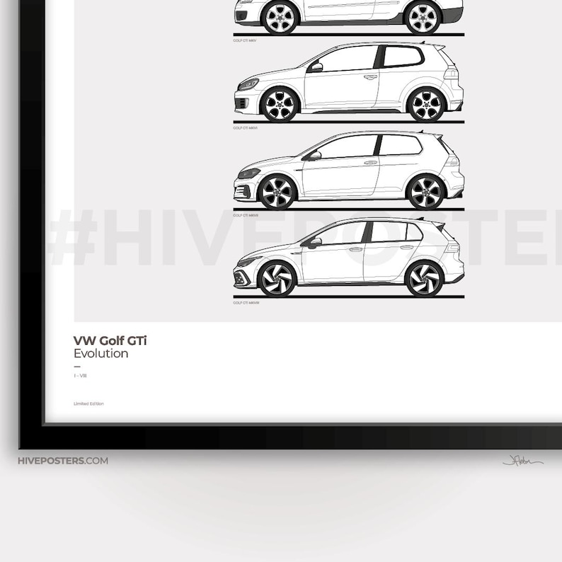 Puede incluir: Un p&oacute;ster enmarcado con una ilustraci&oacute;n en blanco y negro de la evoluci&oacute;n del VW Golf GTI. El p&oacute;ster muestra cuatro generaciones diferentes del coche de perfil, con el texto "VW Golf GTI Evolution" en la parte inferior.