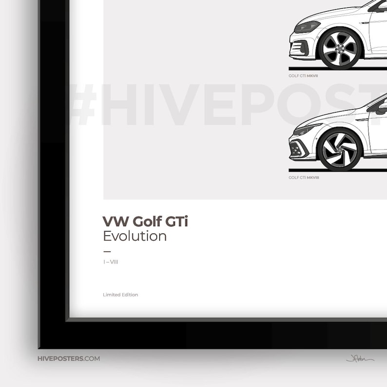 Puede incluir: Una impresi&oacute;n enmarcada que muestra la evoluci&oacute;n del VW Golf GTI, con modelos de coches blancos sobre un fondo claro. La impresi&oacute;n incluye el texto "VW Golf GTI Evolution" y "I-VIII". La direcci&oacute;n del sitio web es visible en la parte inferior.